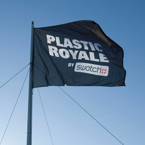 Bond Villains party with crowd at playful «Plastic Royale by Swatch»